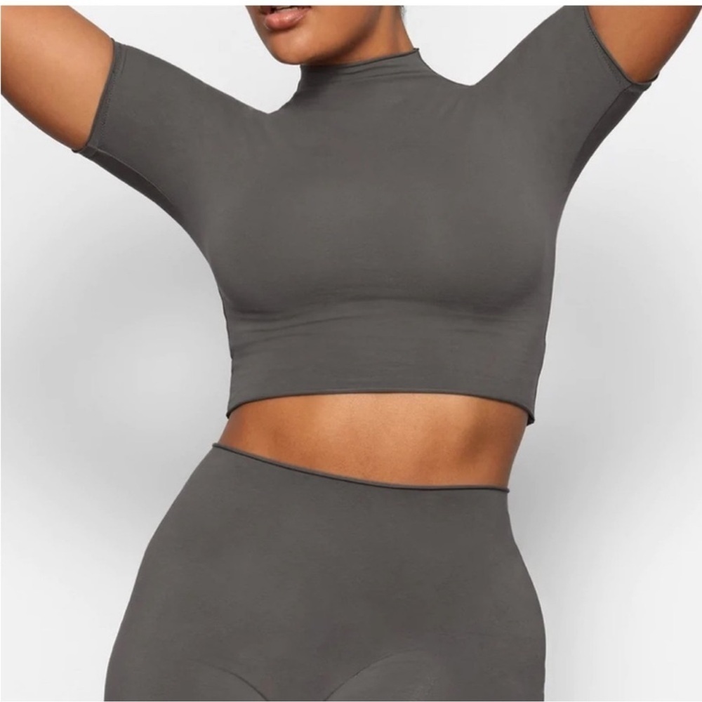 🩶SKIMS G1 RAW EDGE CROPPED T SHIRT GUNMETAL 3X